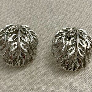 Vintage Retro LISNER Silver Tone Leaf Clip-on Earrings Set in Brushed Matte MCM